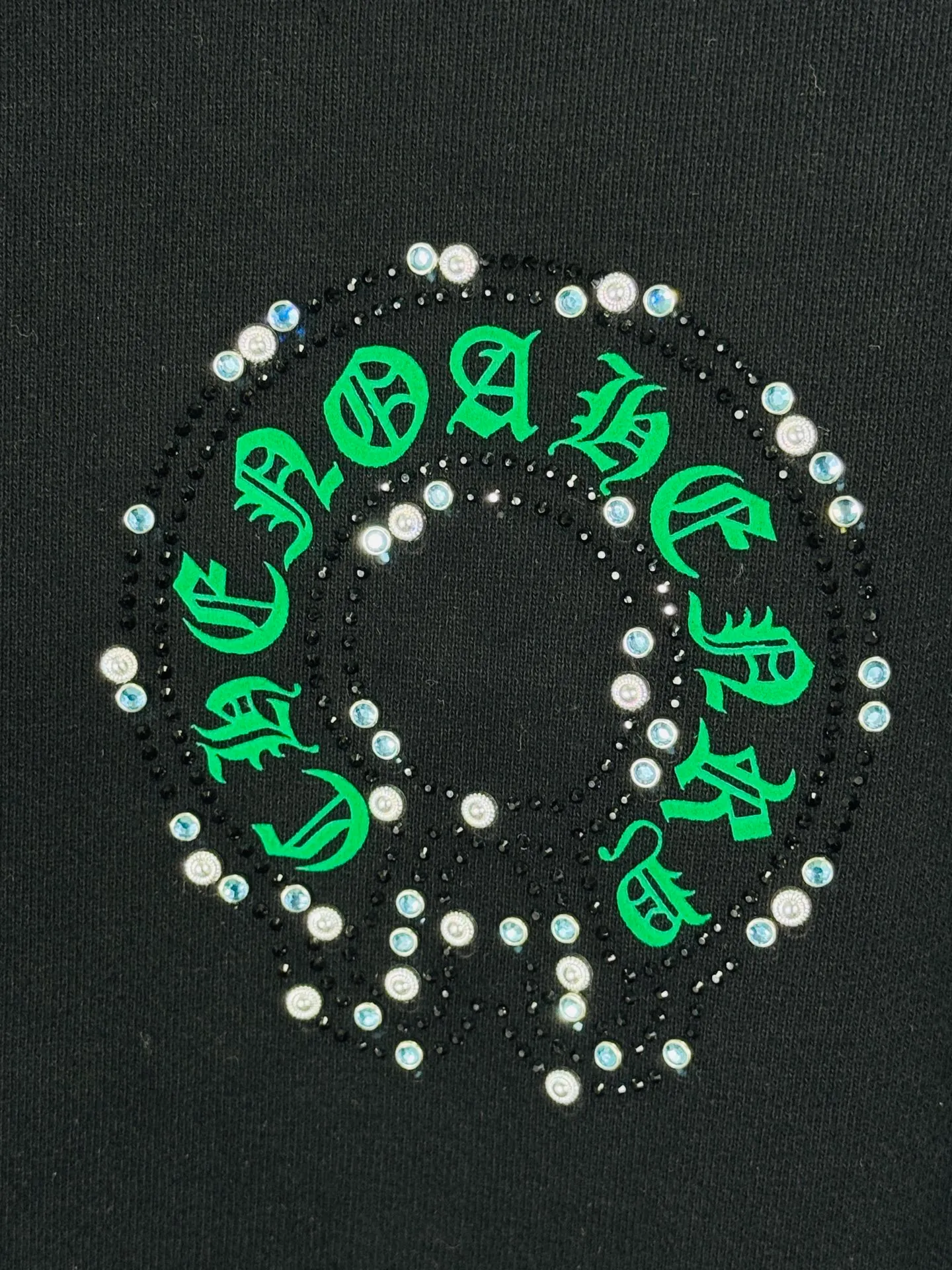 P260 top version, real shot without P, ​​different from market currency) 𝗖𝗵𝗿𝗼𝗺𝗲 𝗛𝗲𝗮𝗿𝘁𝘀/Cro Heart 2025 Reflective Embroidery Beads Compass Embroidery Autumn and Winter New Original Counter American Laser Burnt 3D Diamond Embroidery Couple Casual Sweater 👑The highest version! Customized fabric 420g tripe terry fabric! American acid-washed and distressed original fabric laser burnt ✟appliqué embroidery and exquisite embroidery of letters! The best-selling model in the counter, very comfortable to wear. Accessories: original molded and authenticated collar label➕100% silk wash label. Genuine purchase-grade original hangtag➕matching hanging rope➕3D hanging beads➕original packaging bag. Craftsmanship: The original version has consistent wiring! The highest version of the armhole matching technique! Color: Black White Size: S M L XL Style No.: 9321